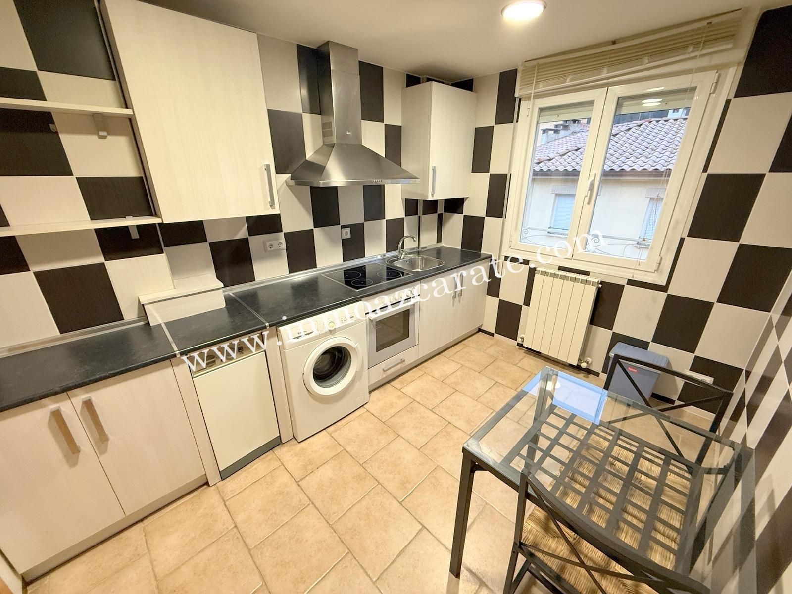 Cuina de Apartament en venda en Estella / Lizarra amb Calefacció, Parquet i Balcó