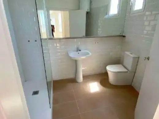 Badezimmer von Geschaftsraum zur Miete in Badalona