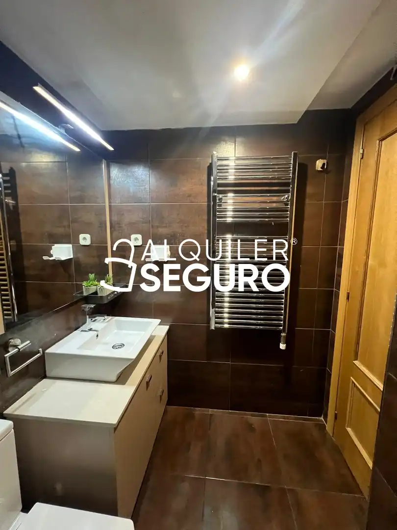 Bathroom of Flat for rent in Madrid  with Air Conditioner, Heating and Swimming Pool