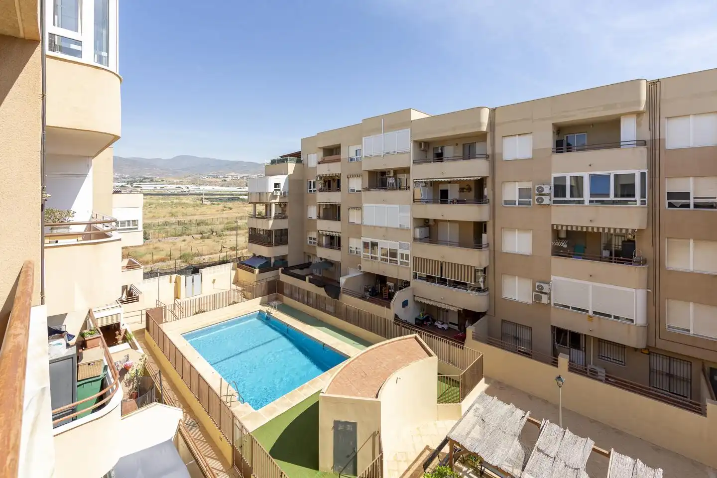 Piscina de Pis en venda en Roquetas de Mar amb Terrassa, Moblat i Piscina comunitària