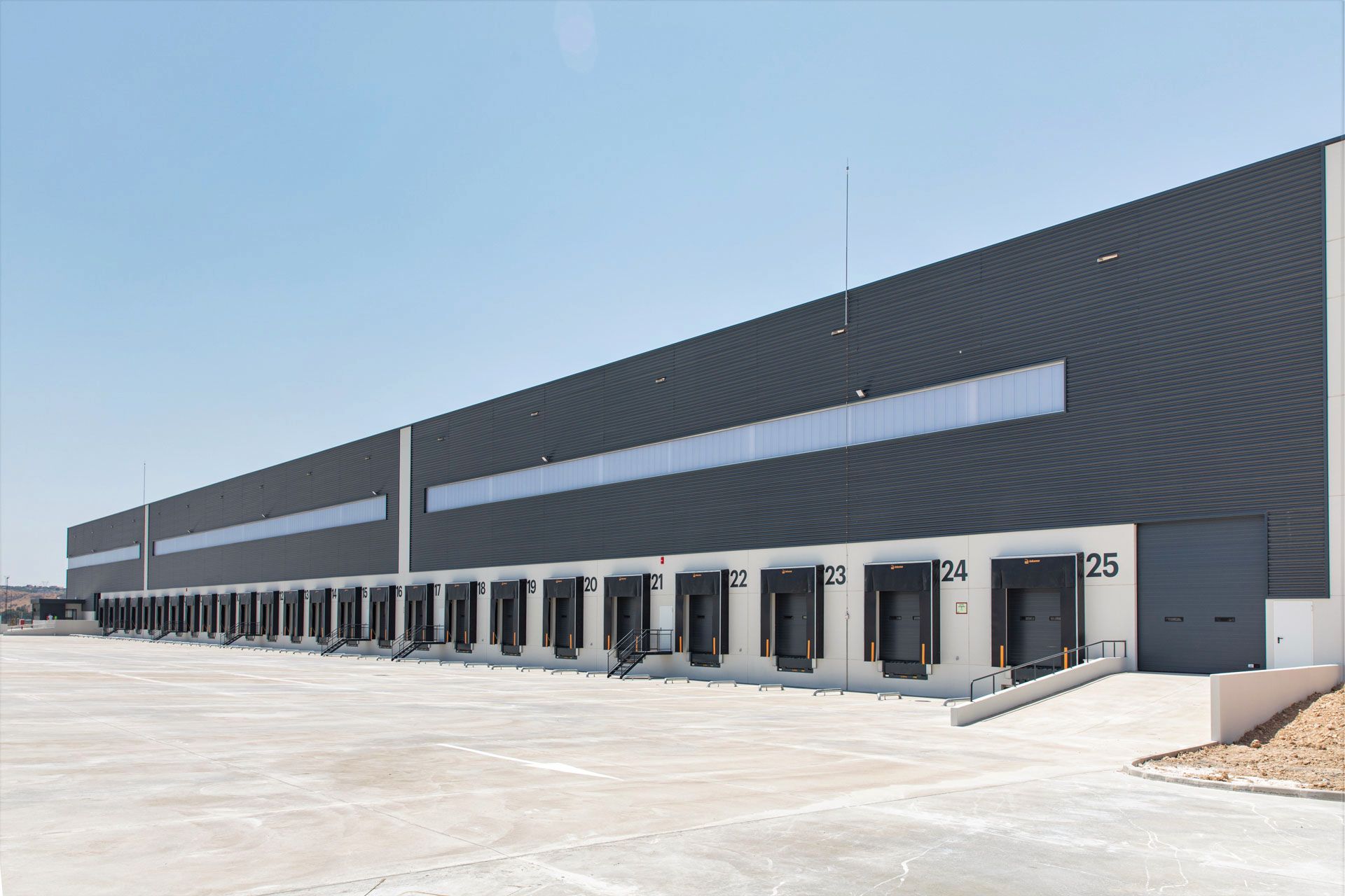 Vista exterior de Nau industrial de lloguer en Torrejón de Ardoz amb Calefacció i Alarma