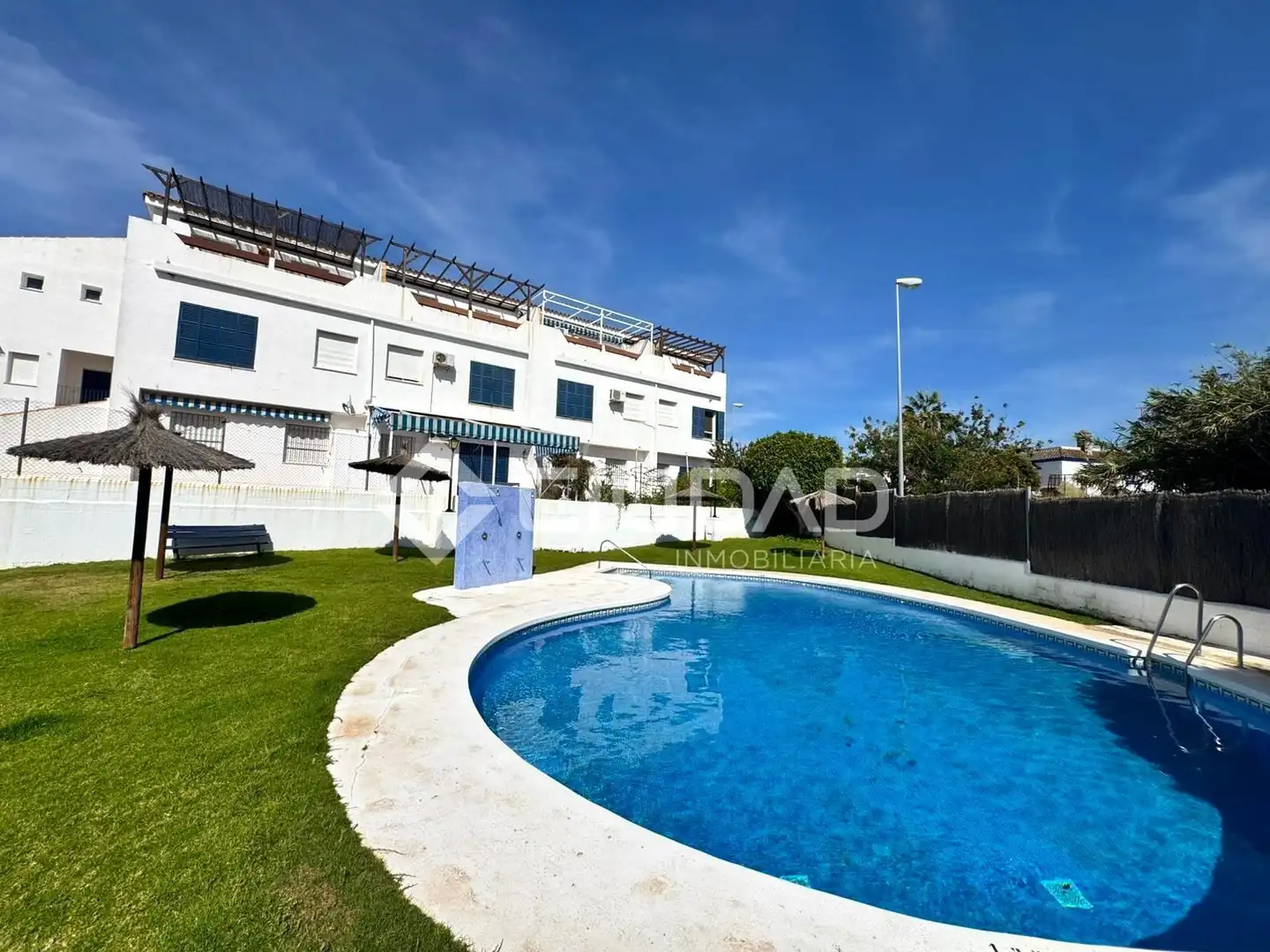 Vista exterior de Dúplex en venta en Sanlúcar de Barrameda con Terraza, Trastero y Piscina comunitaria