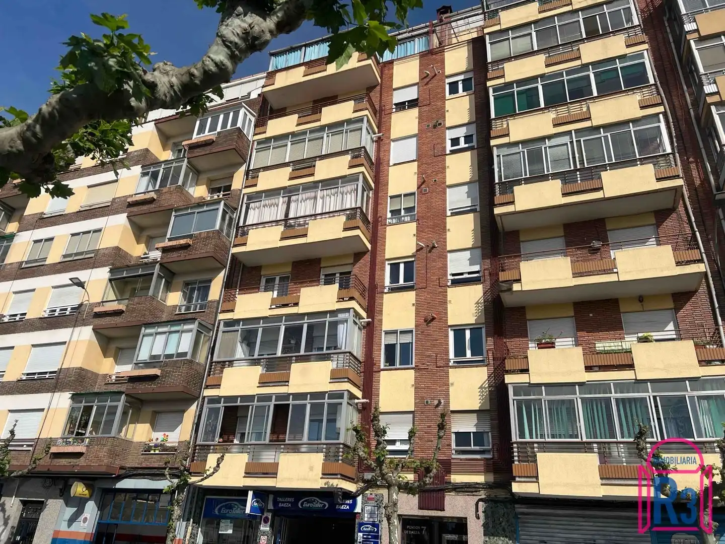 Exterior view of Flat for sale in León Capital   with Heating, Terrace and Storage room