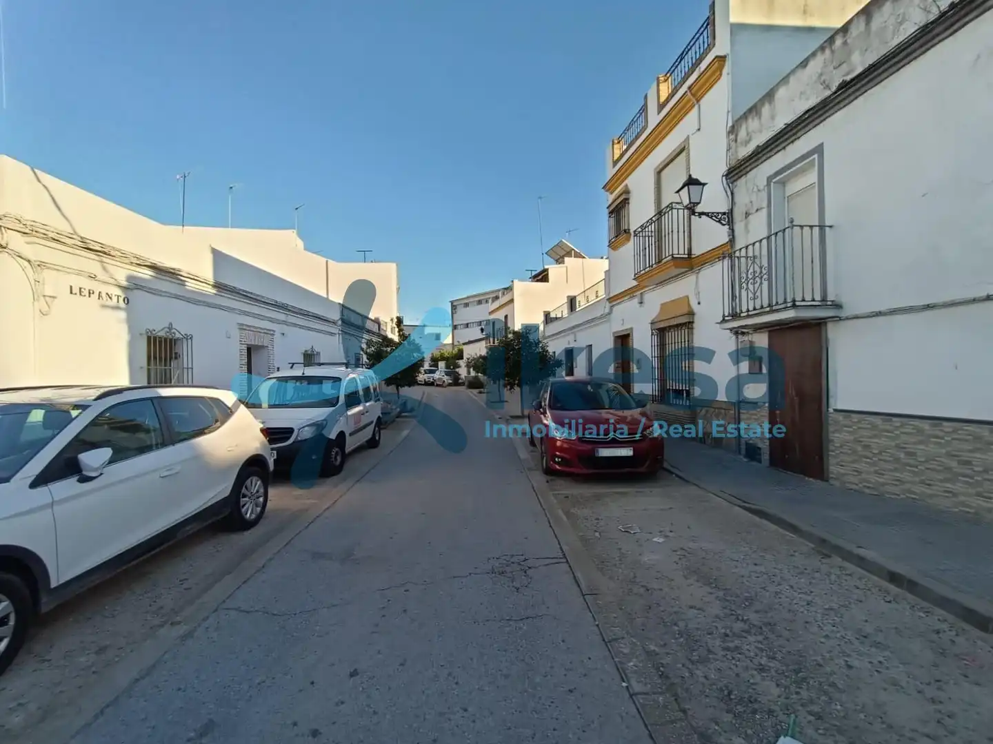 Vista exterior de Casa adosada en venta en Lora del Río