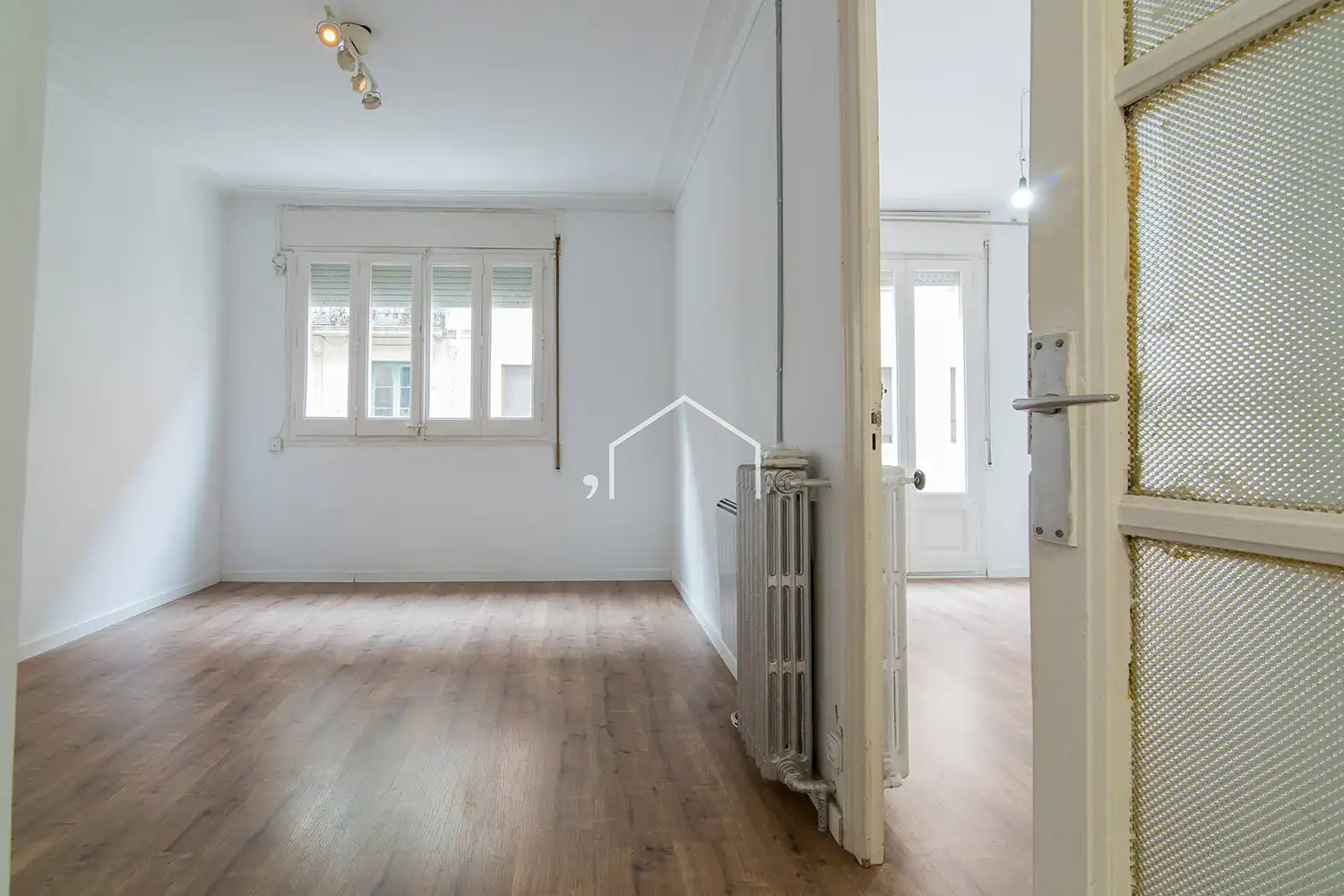 Wohnung zum Verkauf in Barcelona mit Heizung, Parkett und Ofen