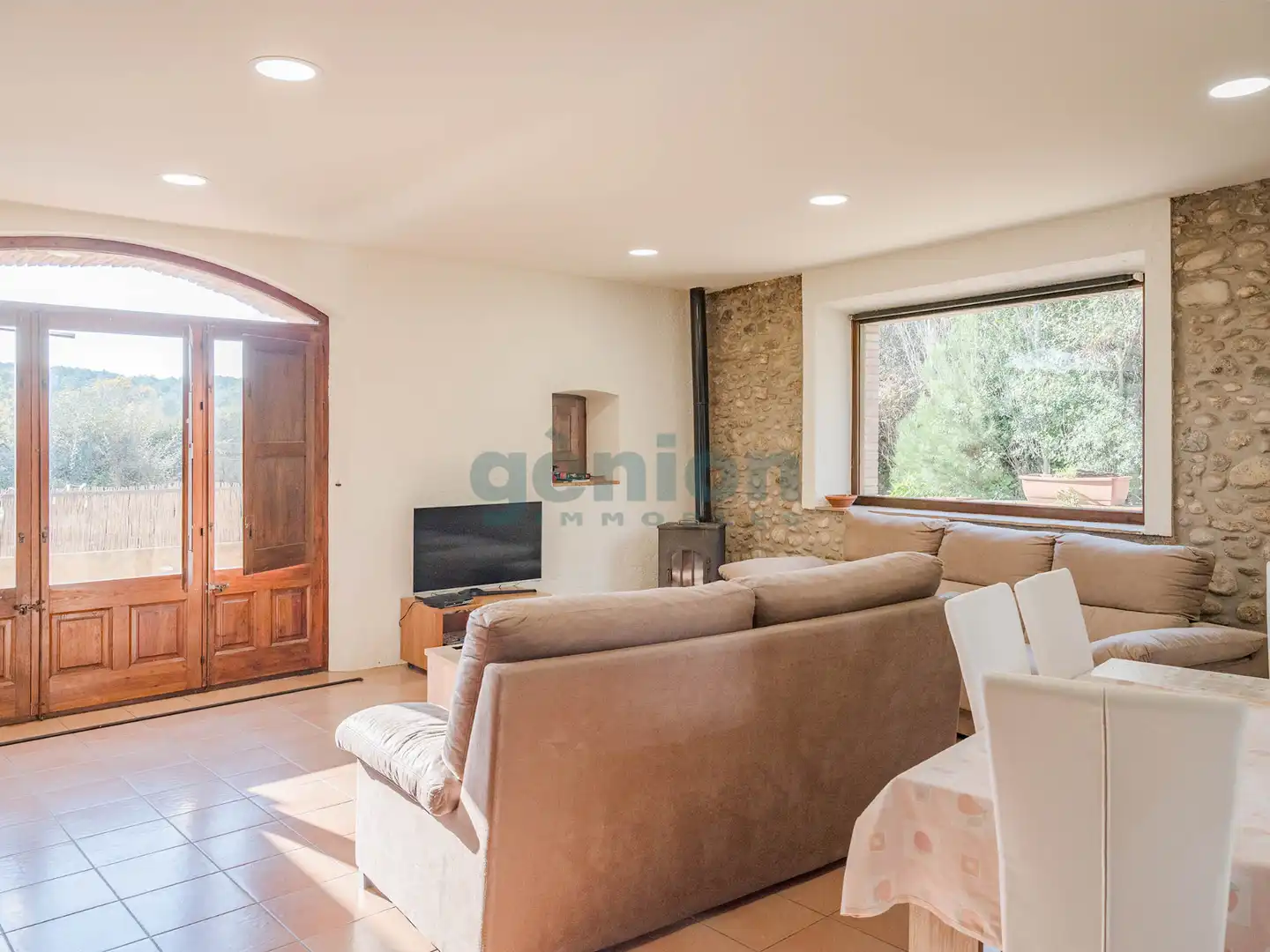 Sala de estar de Finca rústica en venta en Sant Miquel de Fluvià con Aire acondicionado, Calefacción y Jardín privado
