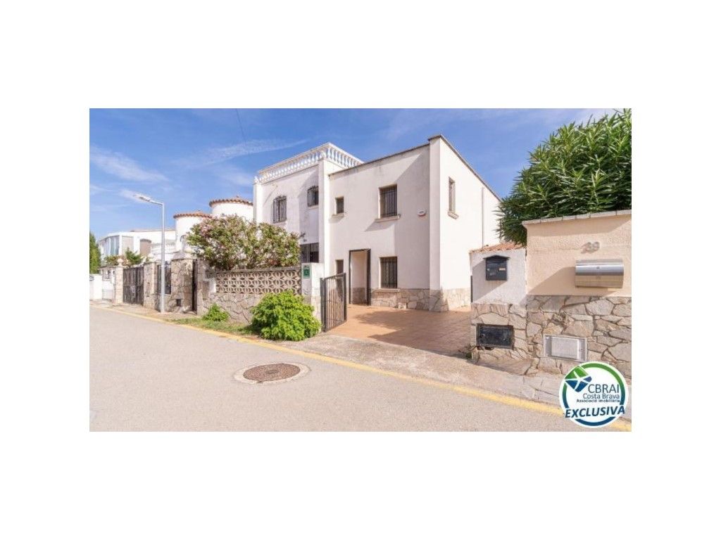 Vista exterior de Casa o xalet en venda en Empuriabrava amb Aire condicionat