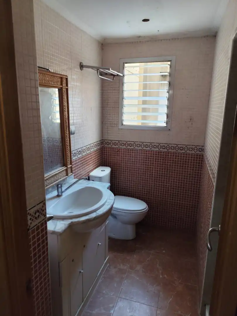Badezimmer von Wohnung zum Verkauf in Alzira mit Ofen, Waschmaschine und Mikrowelle