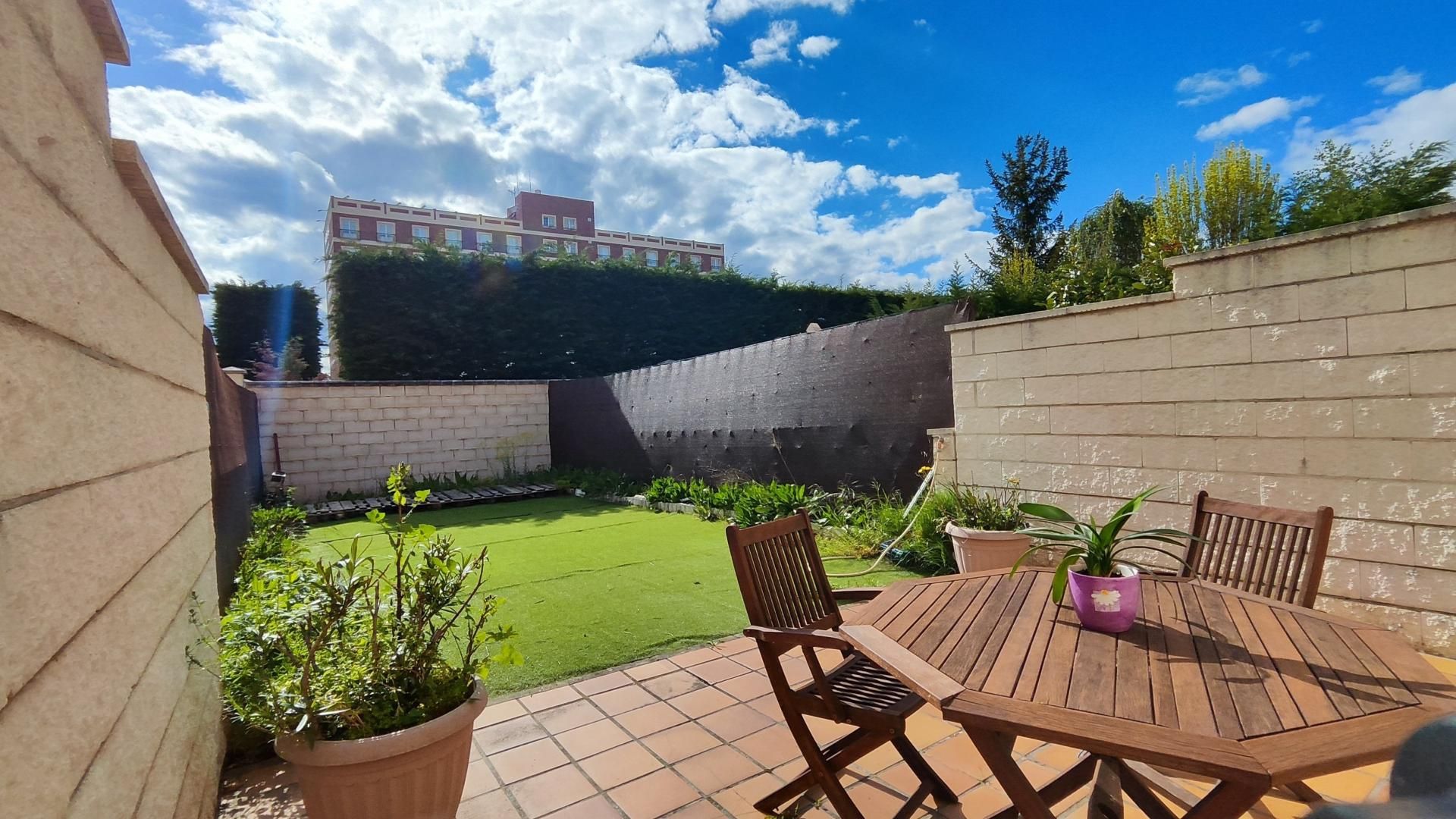 Jardí de Casa adosada en venda en Villaquilambre amb Calefacció