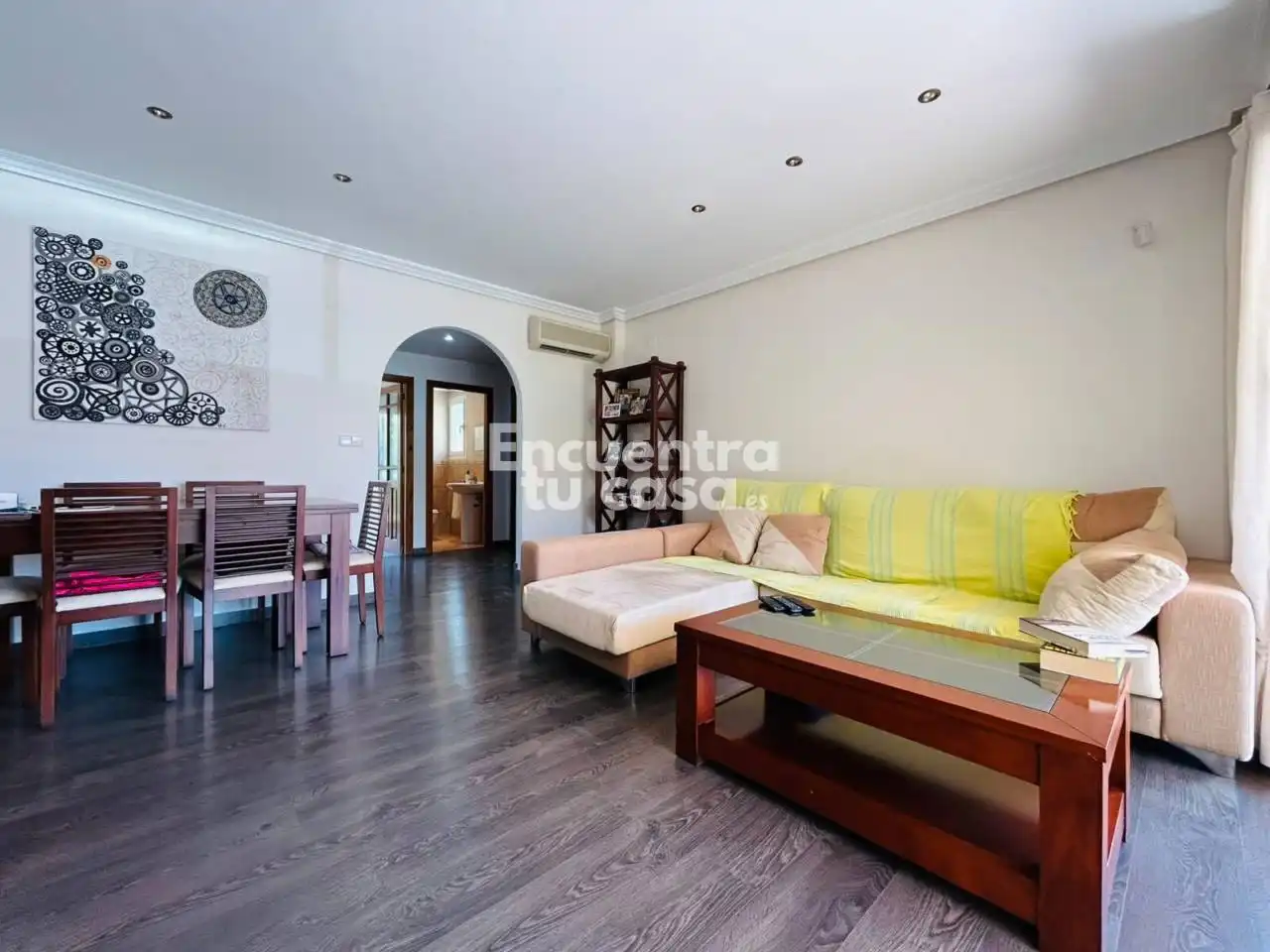 Sala d'estar de Casa adosada en venda en La Nucia amb Aire condicionat, Calefacció i Jardí privat