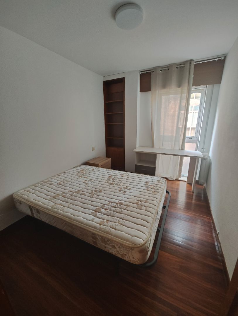 Bedroom of Flat to rent in Santiago de Compostela   with Heating, Parquet flooring and Furnished