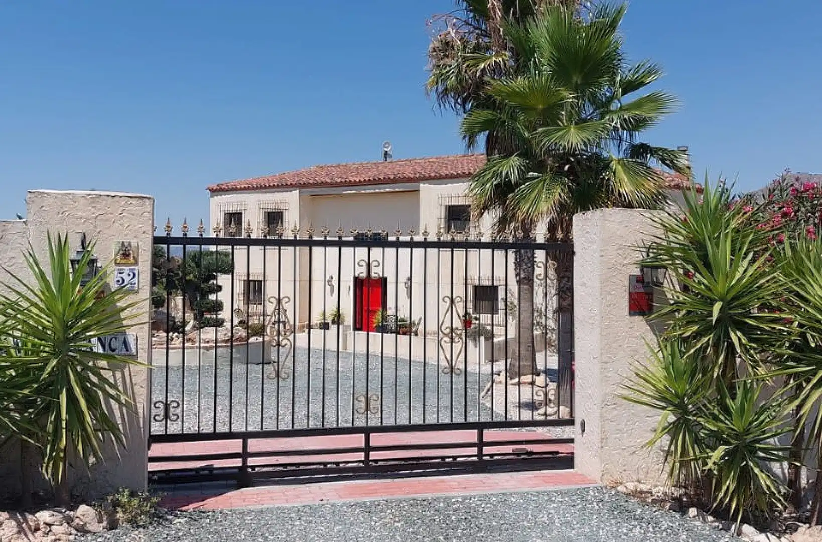 Vista exterior de Casa o xalet en venda en Orihuela amb Aire condicionat, Terrassa i Alarma