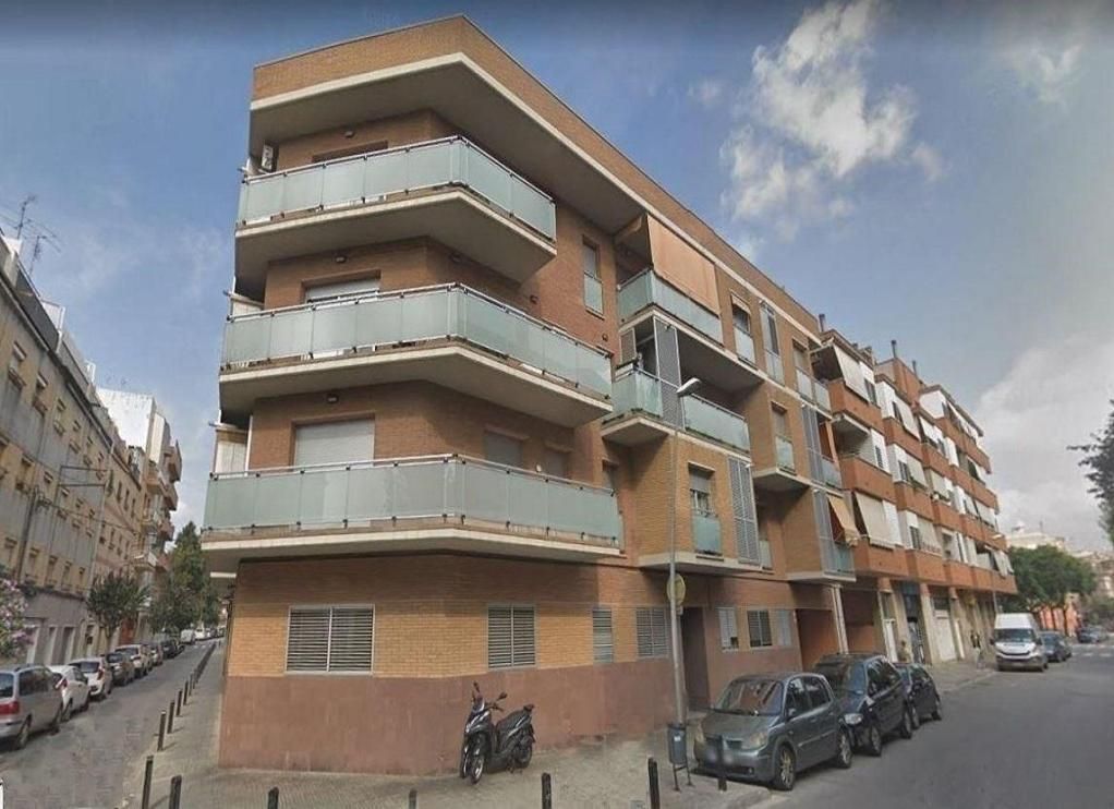 Vista exterior de Garatge en venda en Cornellà de Llobregat