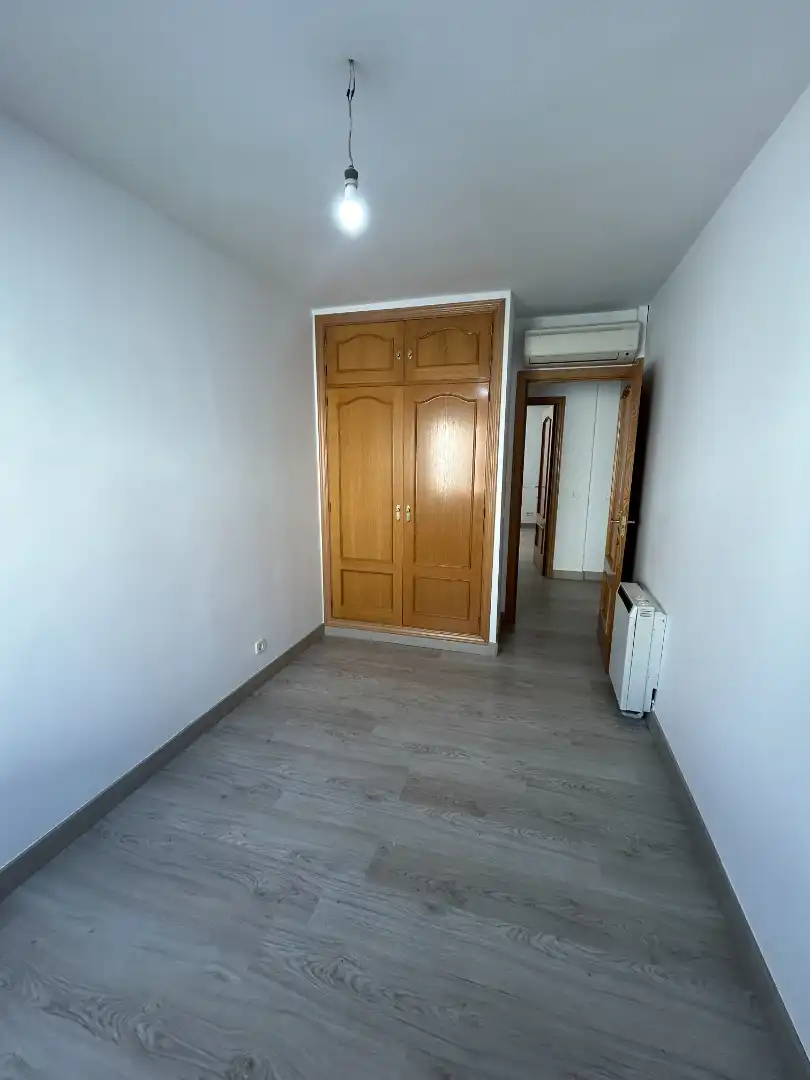 Schlafzimmer von Einfamilien-Reihenhaus zum Verkauf in Corpa mit Klimaanlage, Heizung und Terrasse