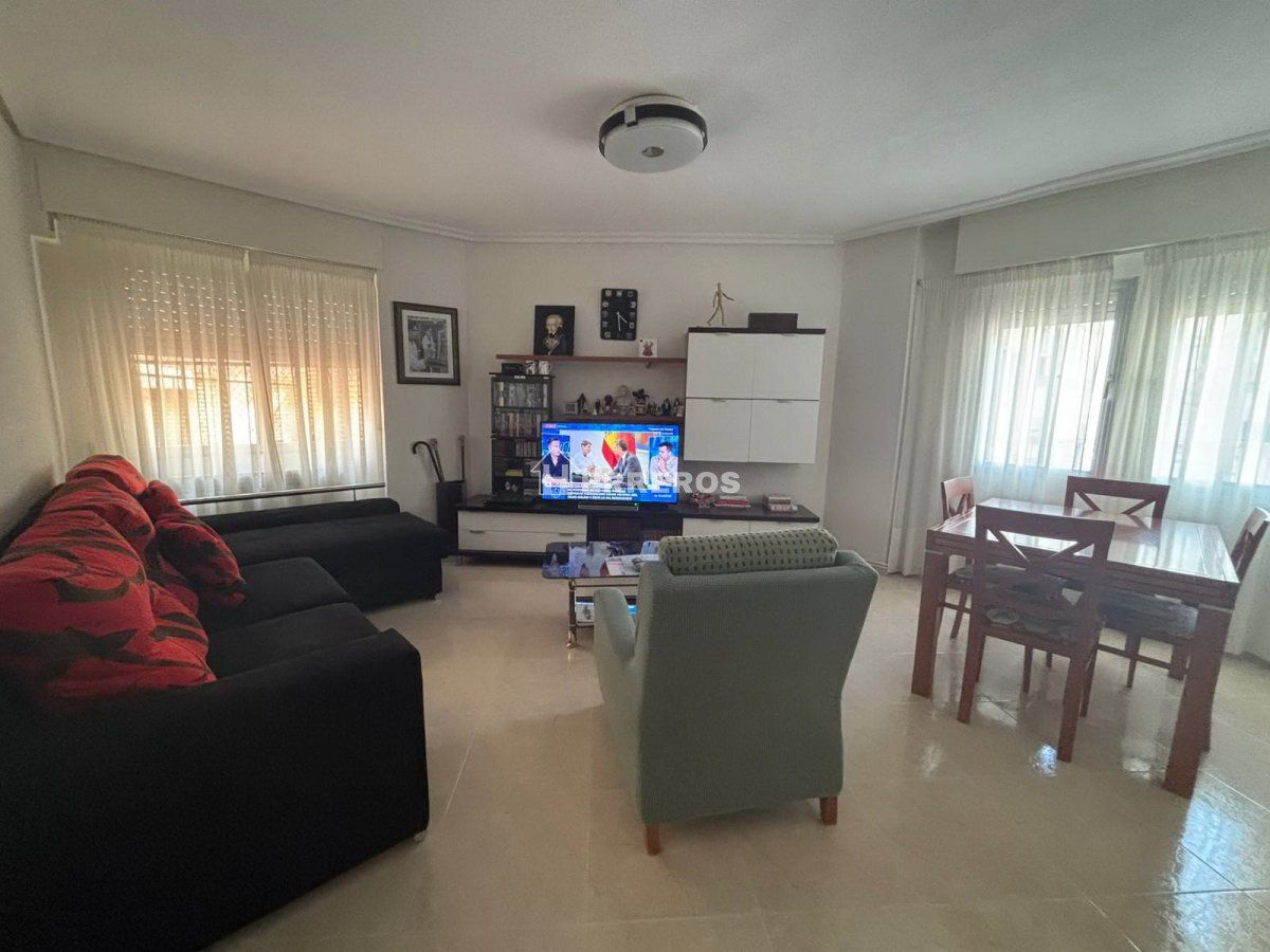 Sala d'estar de Pis en venda en  Logroño amb Calefacció, Terrassa i Traster