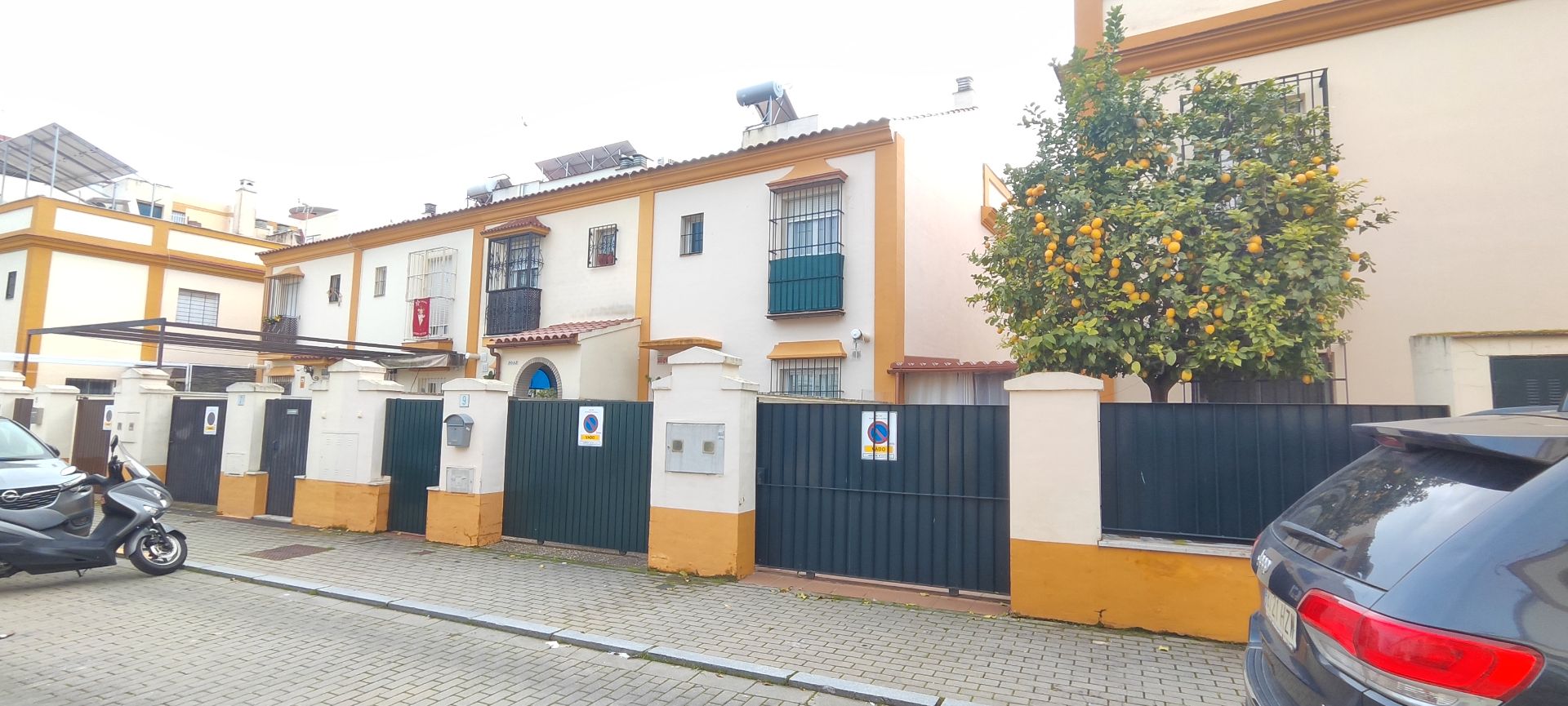 Vista exterior de Casa adosada en venda en  Sevilla Capital amb Aire condicionat, Calefacció i Jardí privat