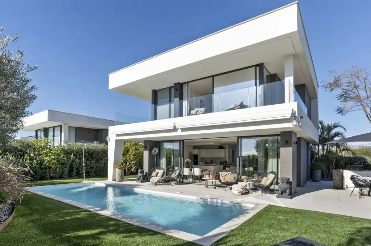 Vista exterior de Casa o xalet en venda en Manilva amb Jardí privat, Terrassa i Piscina