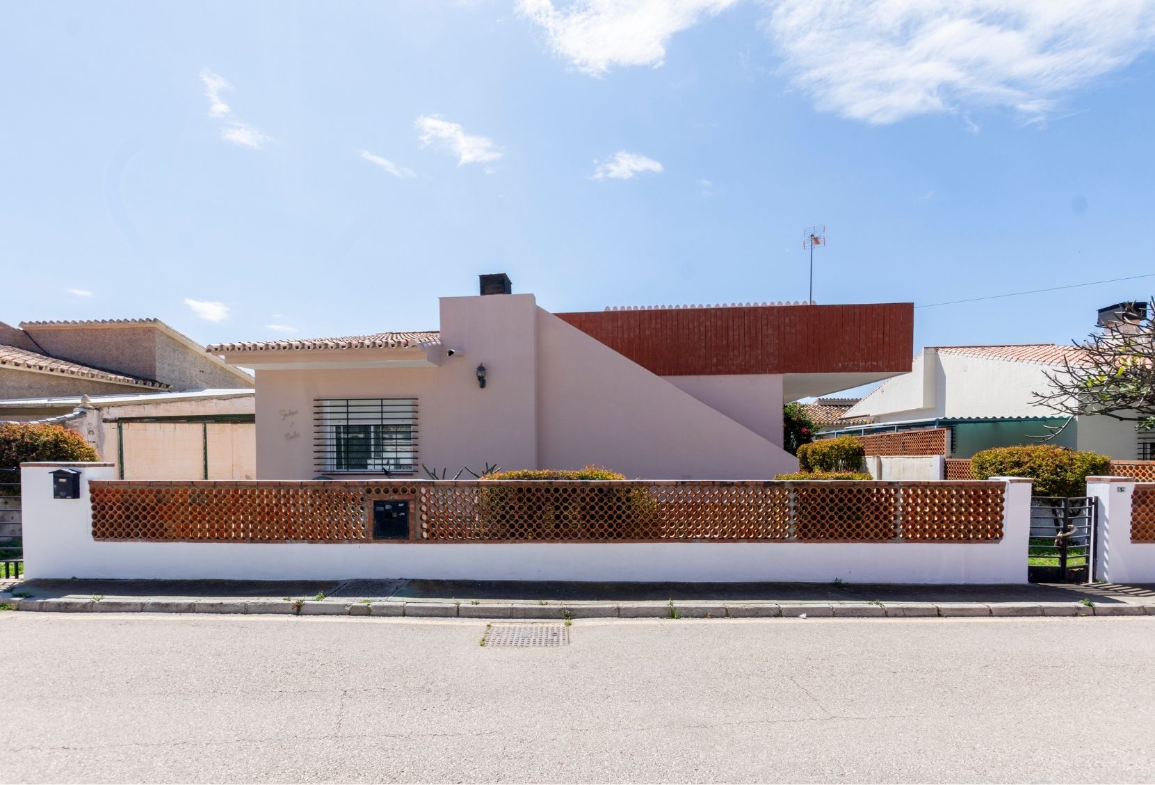 Vista exterior de Casa o xalet en venda en Rincón de la Victoria amb Aire condicionat, Calefacció i Jardí privat