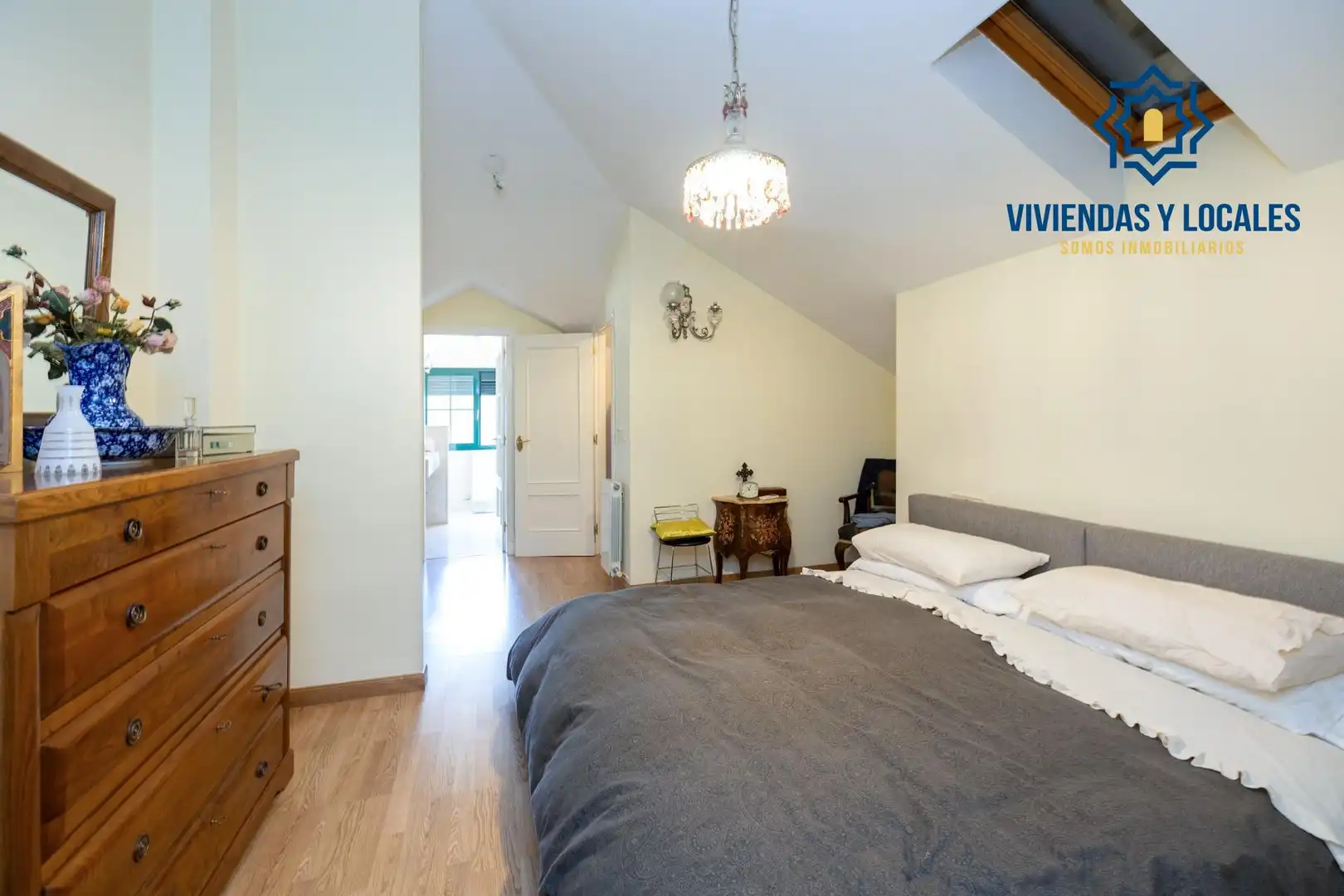Habitación de Casa adosada en venta en Granada con Aire acondicionado, Calefacción y Jardín privado