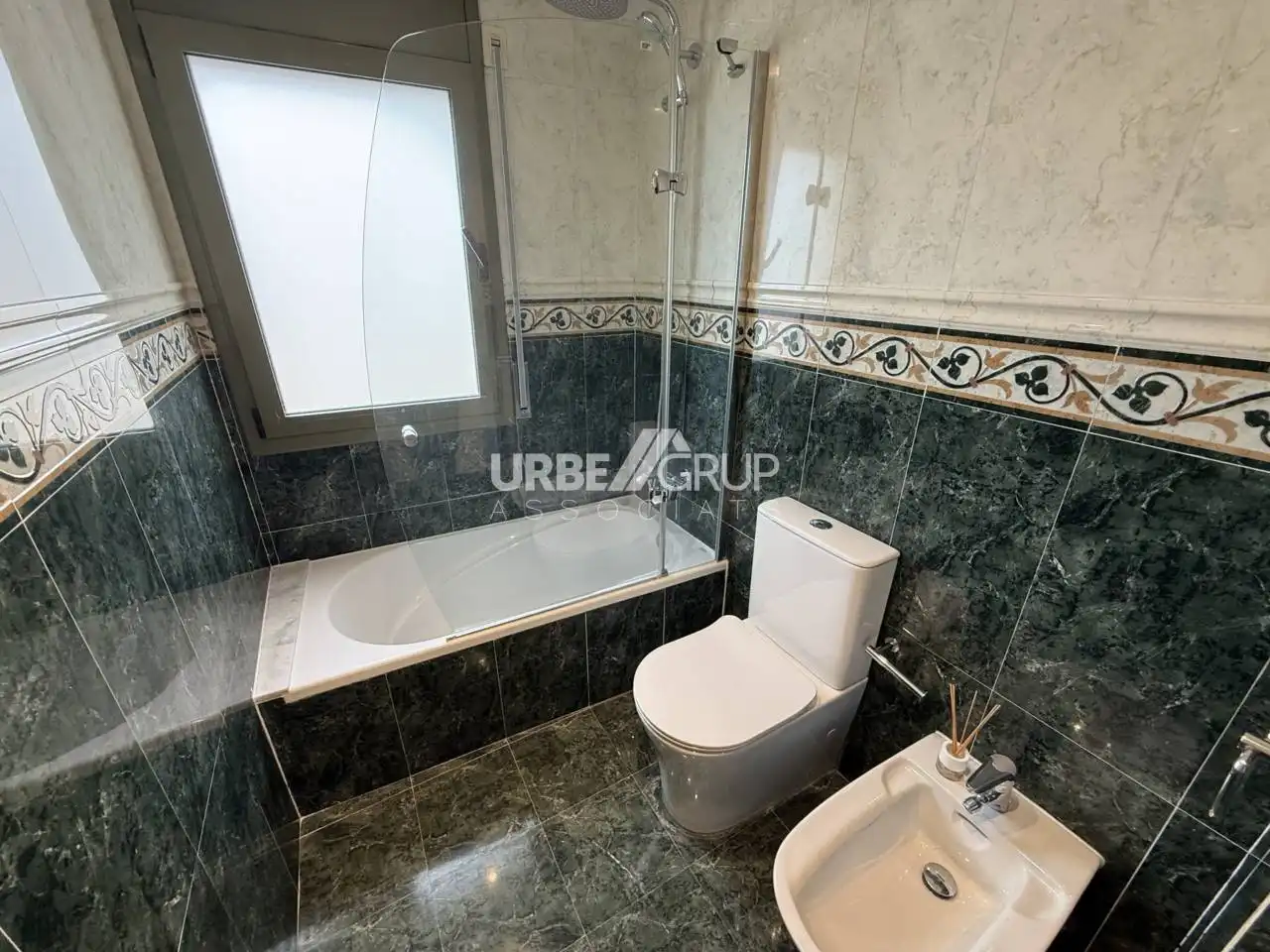 Baño de Dúplex de alquiler en Terrassa con Aire acondicionado, Calefacción y Terraza