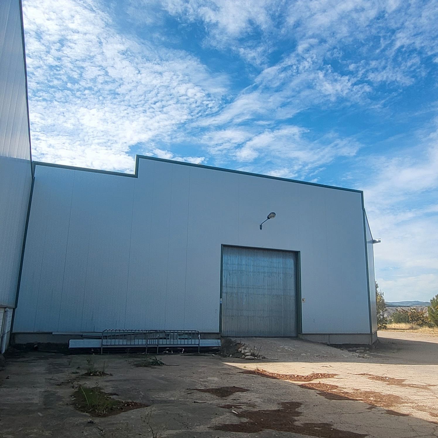 Vista exterior de Nau industrial de lloguer en Calatayud amb Alarma