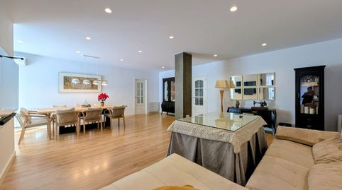 Piso en venta en Avda. Los Ángeles, 5 dormitorios.