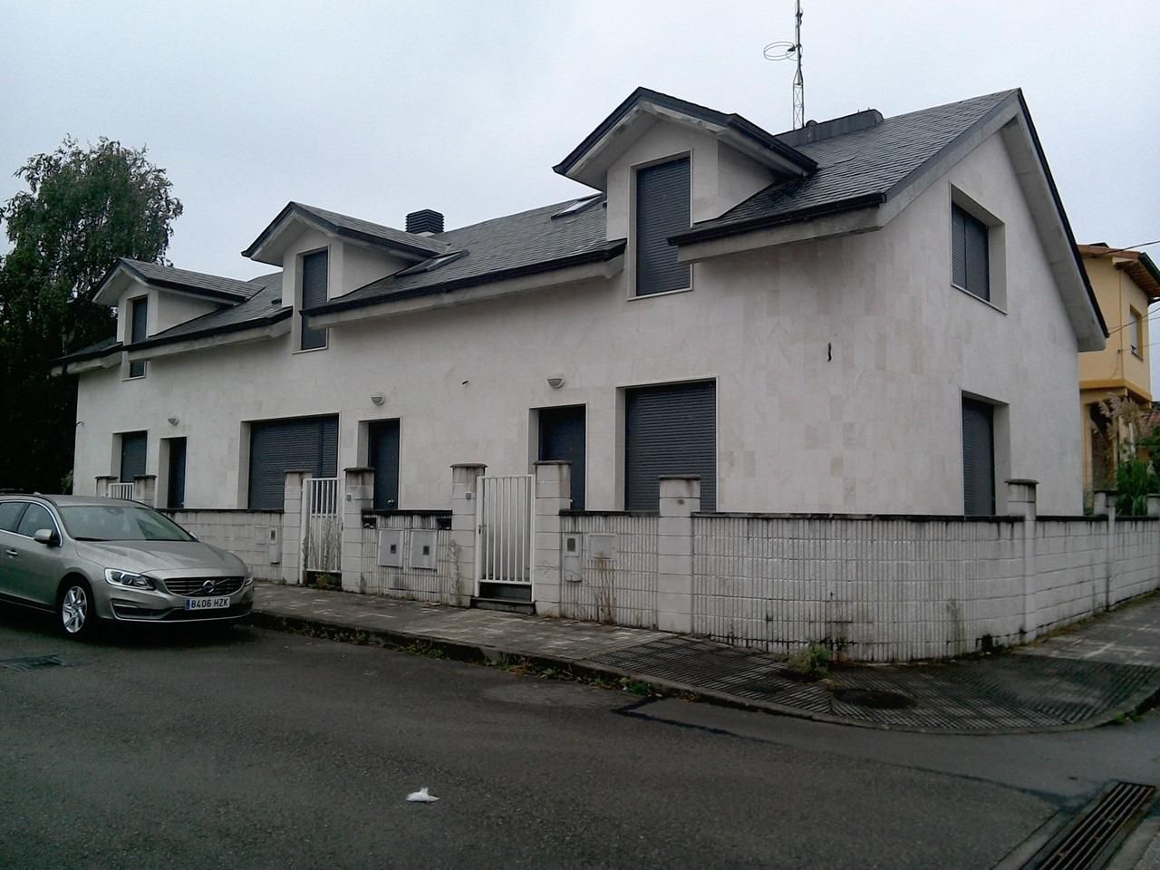 Vista exterior de Casa adosada en venda en Torrelavega 