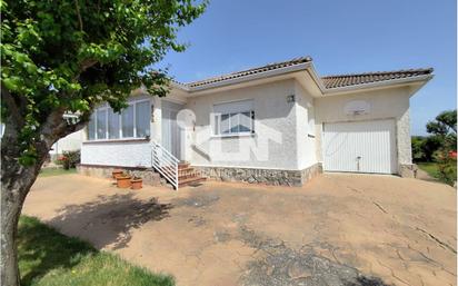 Vista exterior de Casa o xalet en venda en Herradón de Pinares amb Calefacció, Jardí privat i Terrassa