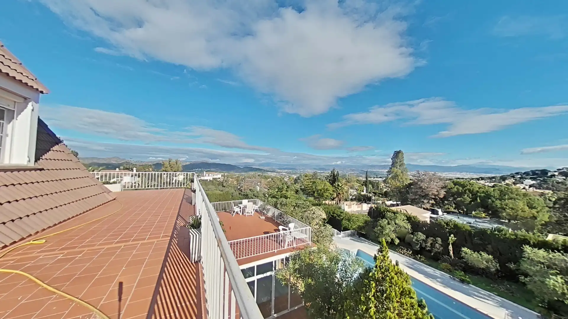 Vista exterior de Casa o xalet en venda en Alhaurín de la Torre amb Aire condicionat, Calefacció i Jardí privat