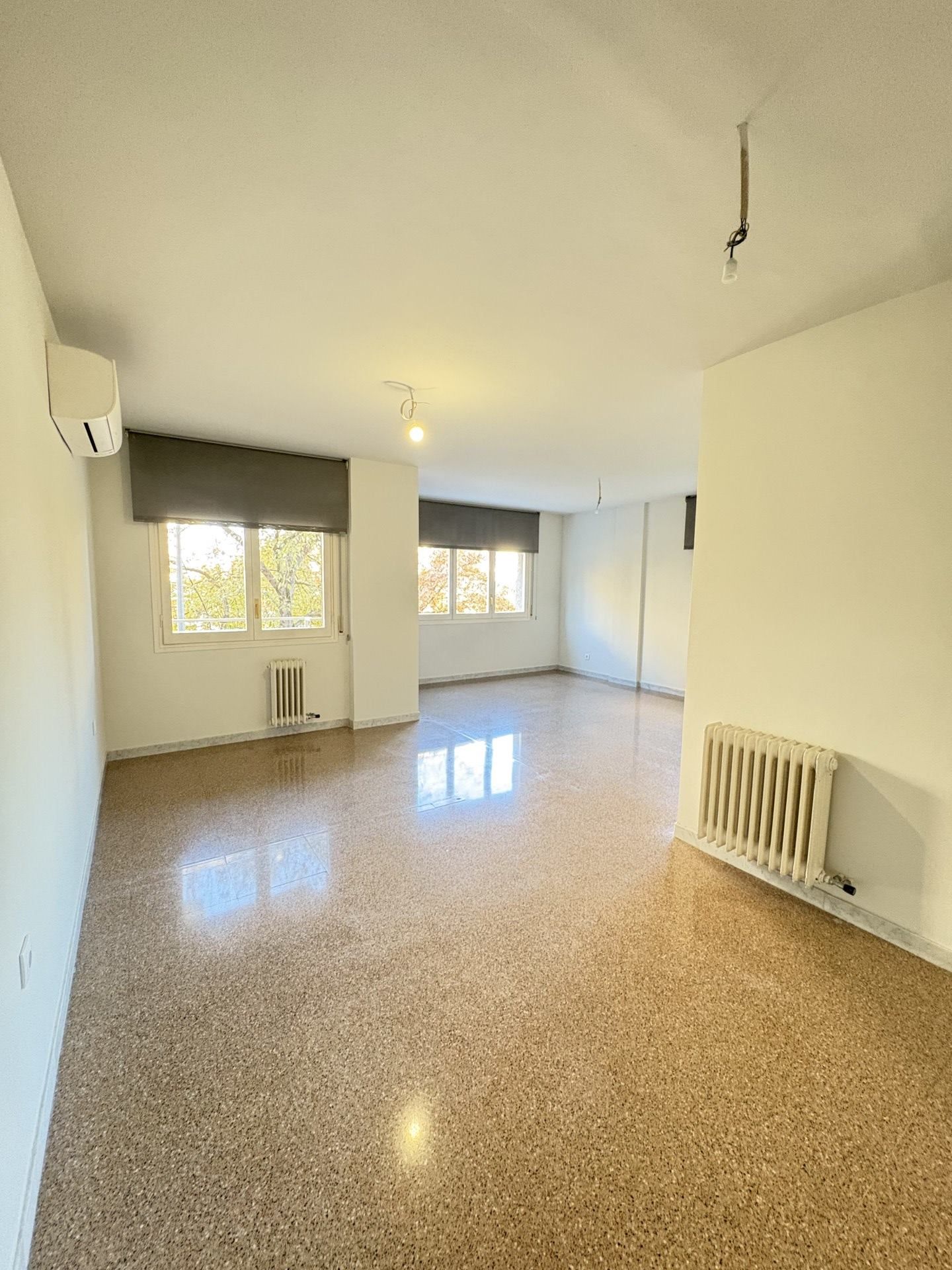 Vista exterior de Pis de lloguer en Girona Capital amb Aire condicionat, Calefacció i Balcó