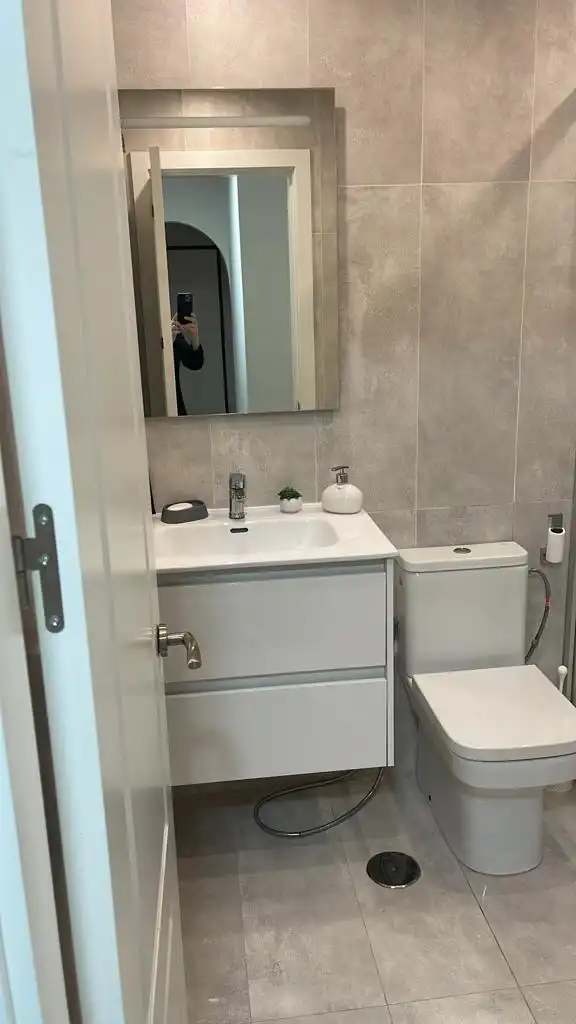 Baño de Apartamento en venta en La Línea de la Concepción con Aire acondicionado, Terraza y Amueblado