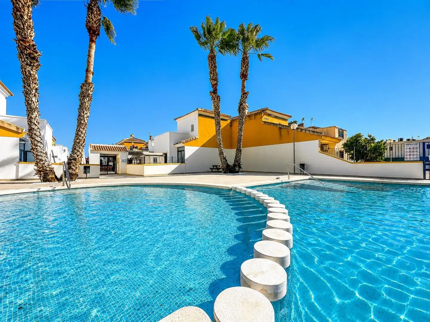 Maison mitoyenne avec piscine à vendre à Almoradí