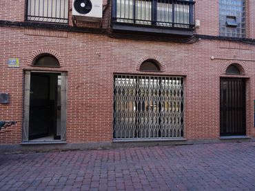 Locale commerciale in affitto a Calle Manuel Vélez