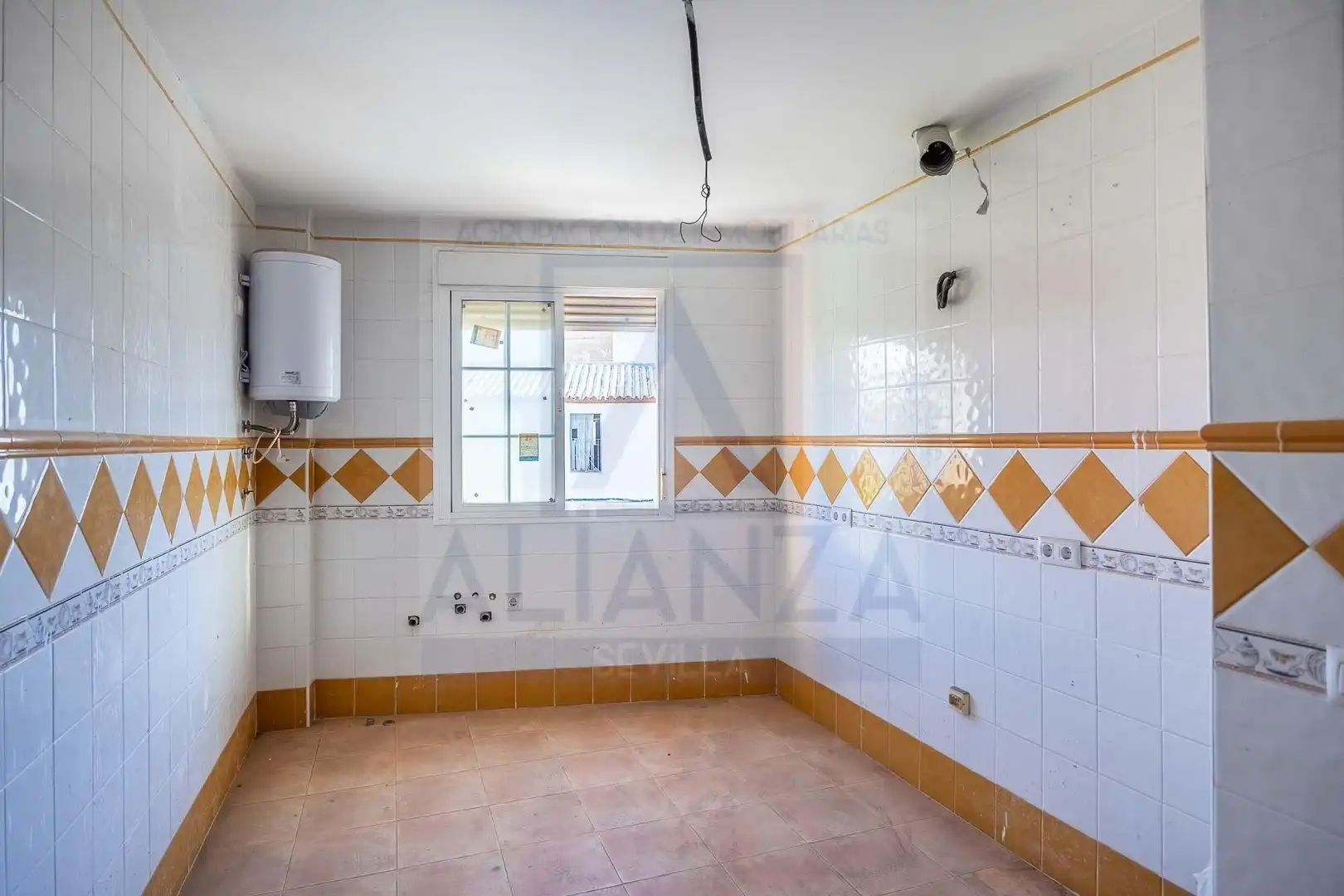 Gebäude zum Verkauf in CORDOBA, 14, La Algaba