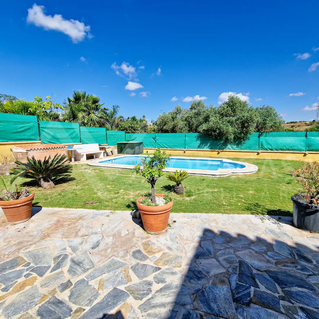 Piscina de Casa o xalet en venda en Alhaurín de la Torre amb Aire condicionat, Jardí privat i Terrassa