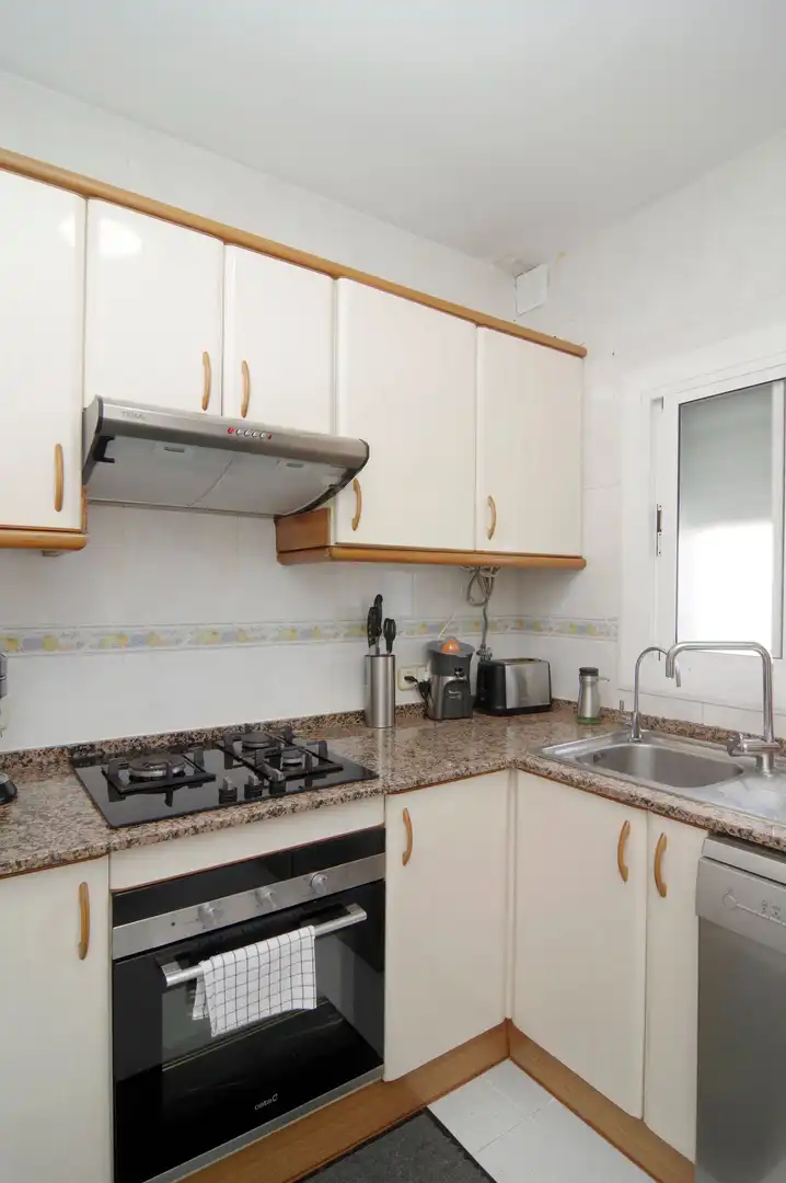 Cuina de Casa o xalet en venda en Sant Vicenç Dels Horts amb Aire condicionat, Calefacció i Jardí privat