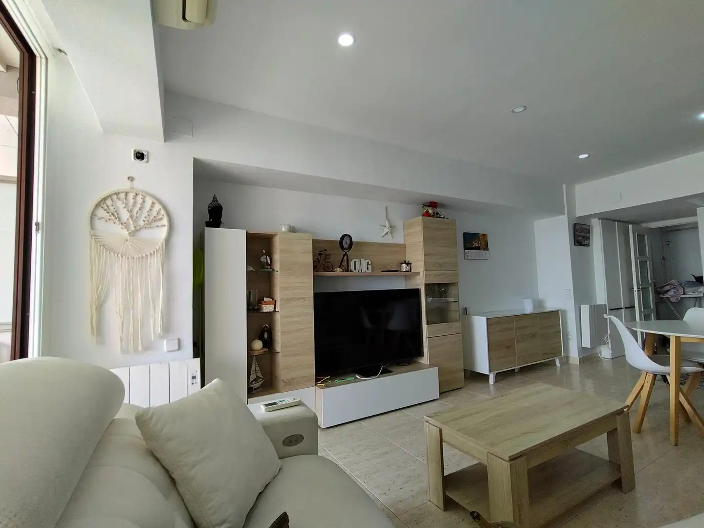 Sala d'estar de Pis de lloguer en Palamós amb Aire condicionat, Terrassa i Moblat