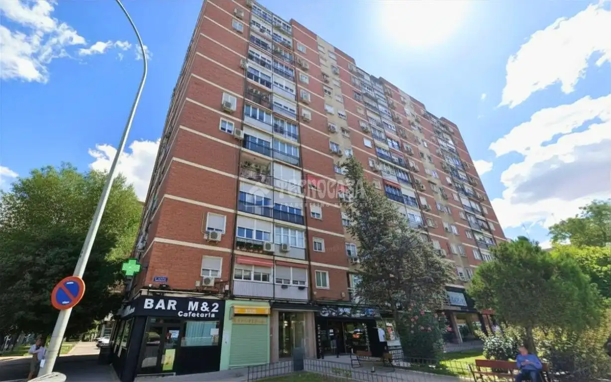 Vista exterior de Pis en venda en Madrid amb Calefacció i Terrassa
