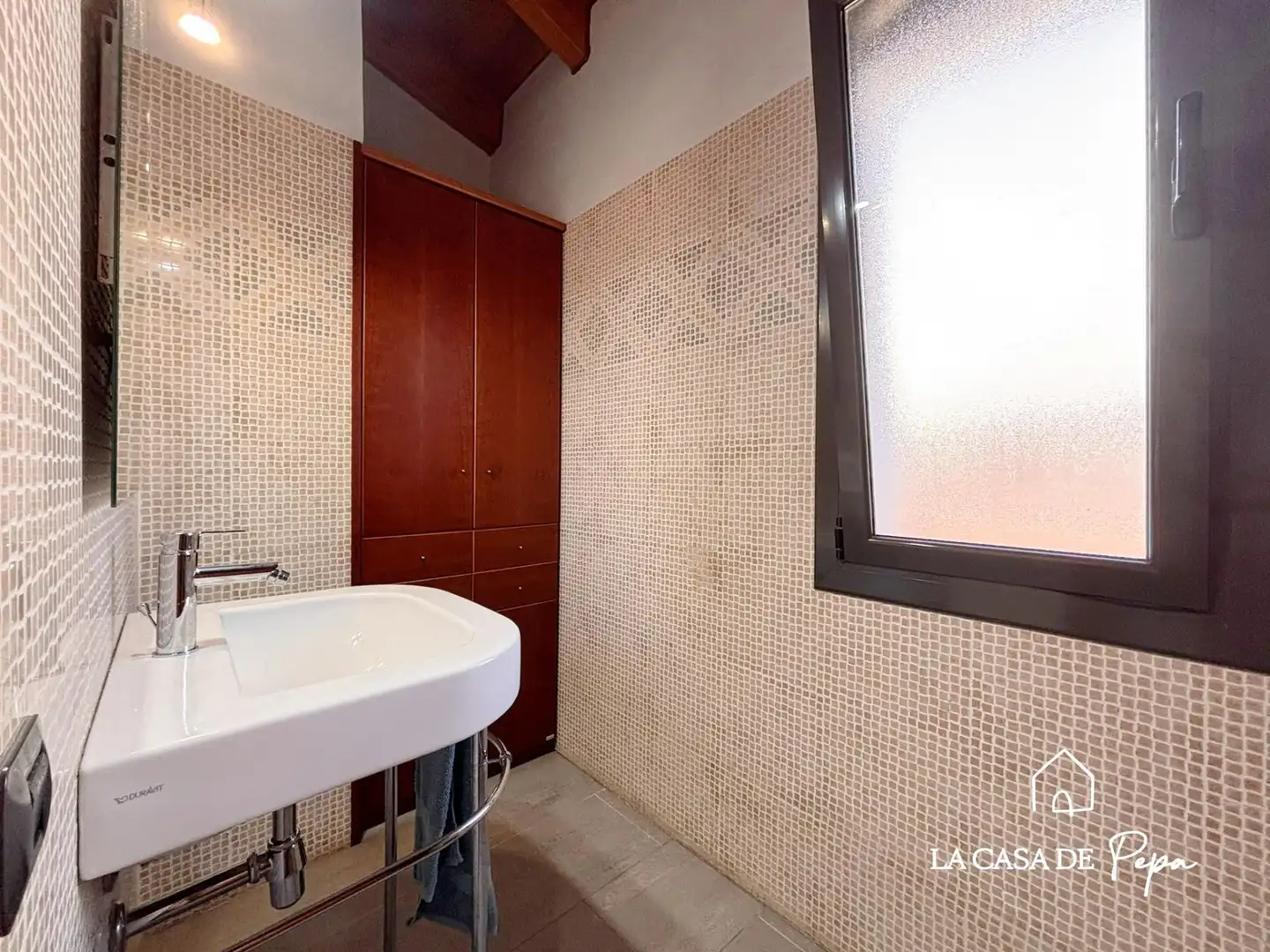Badezimmer von Haus oder Chalet zum Verkauf in Begues mit Heizung und Schwimmbad