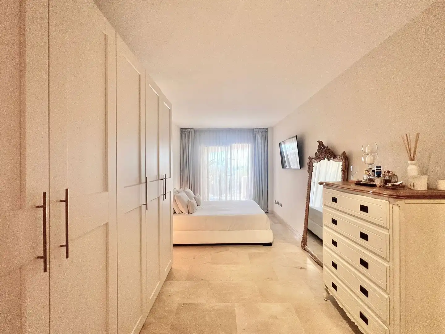 Dormitori de Apartament en venda en Estepona amb Moblat i Piscina comunitària