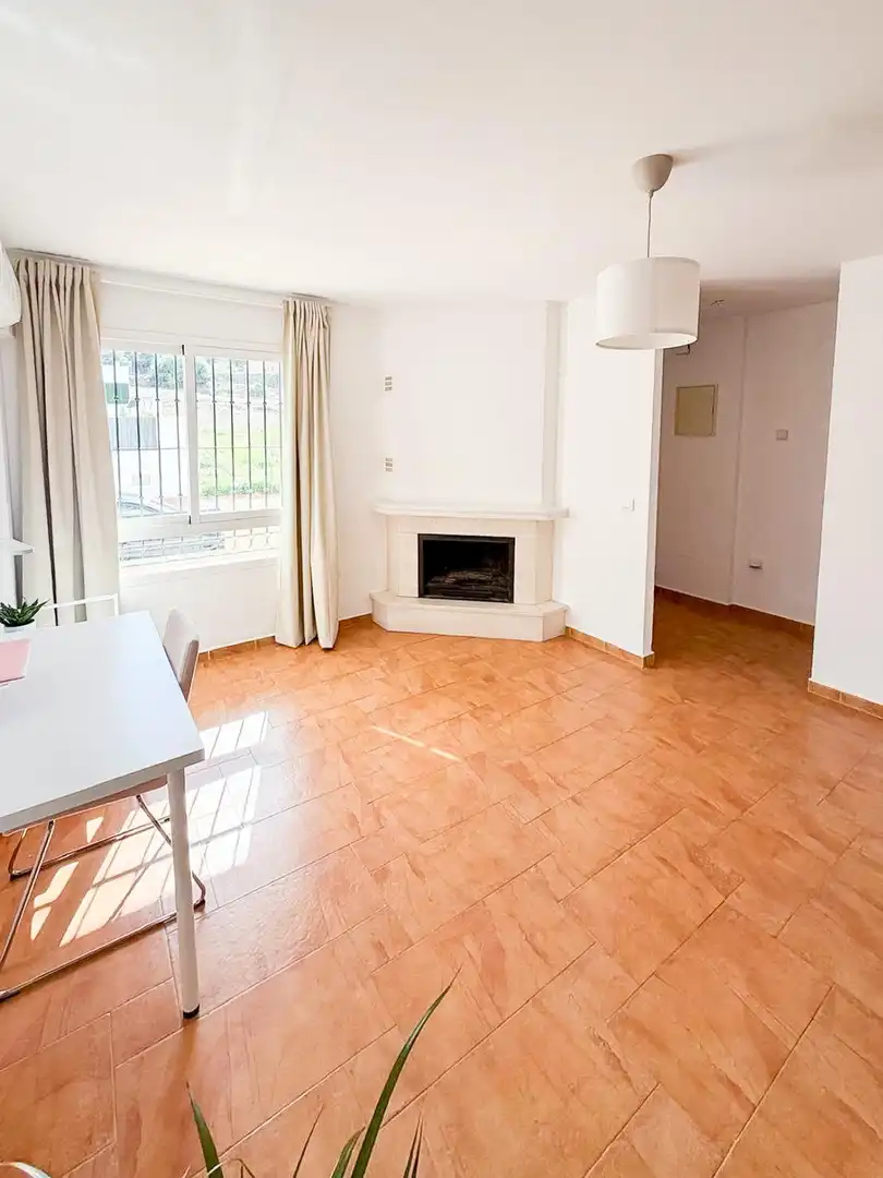 Sala d'estar de Casa adosada en venda en Alhaurín de la Torre amb Aire condicionat, Jardí privat i Terrassa
