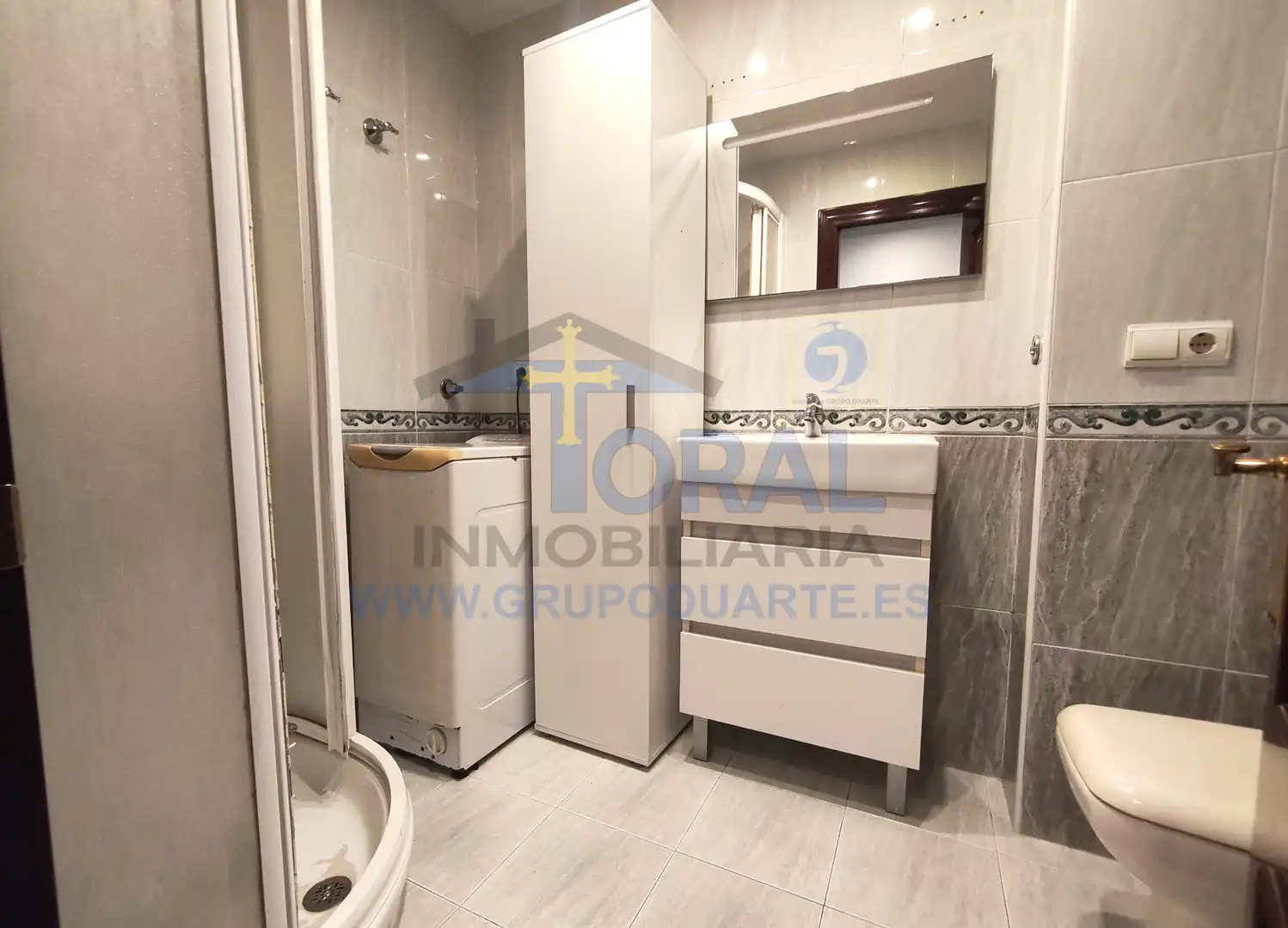 Badezimmer von Wohnung zur Miete in Gijón  mit Heizung, Parkett und Möbliert
