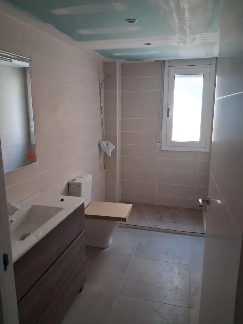 Badezimmer von Einfamilien-Reihenhaus zur Miete in Santa Maria de Palautordera mit Heizung und Privatgarten