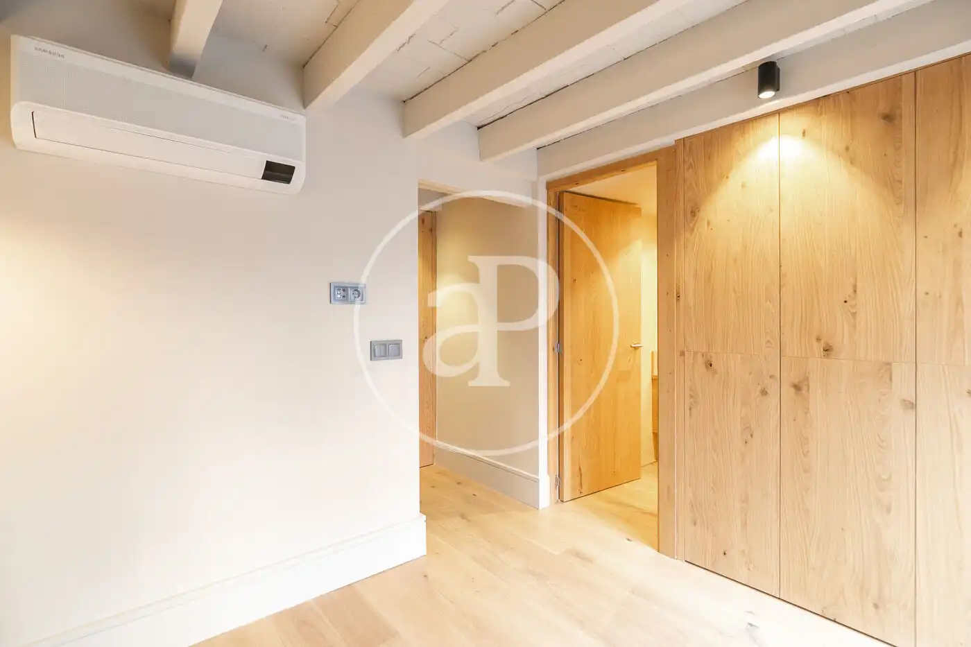 Wohnung zum Verkauf in Barcelona mit Klimaanlage, Heizung und Terrasse