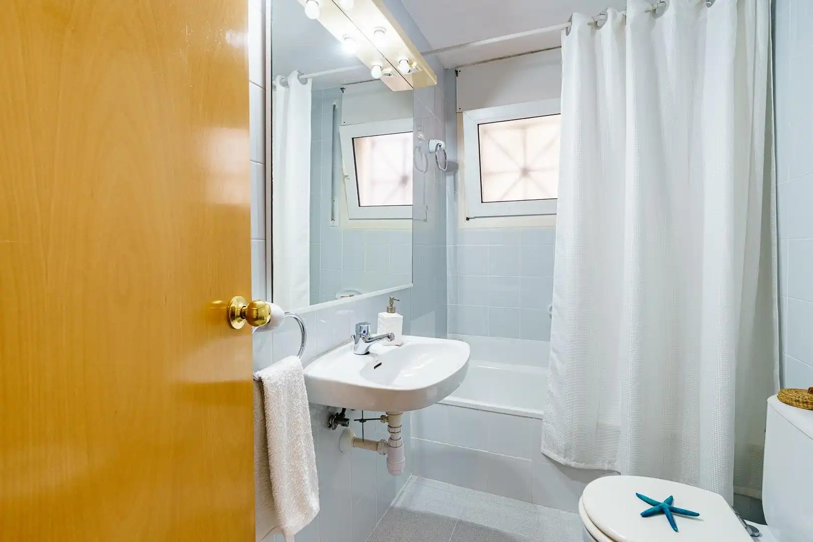 Badezimmer von Erdgeschoss zum Verkauf in Sitges mit Heizung, Privatgarten und Terrasse