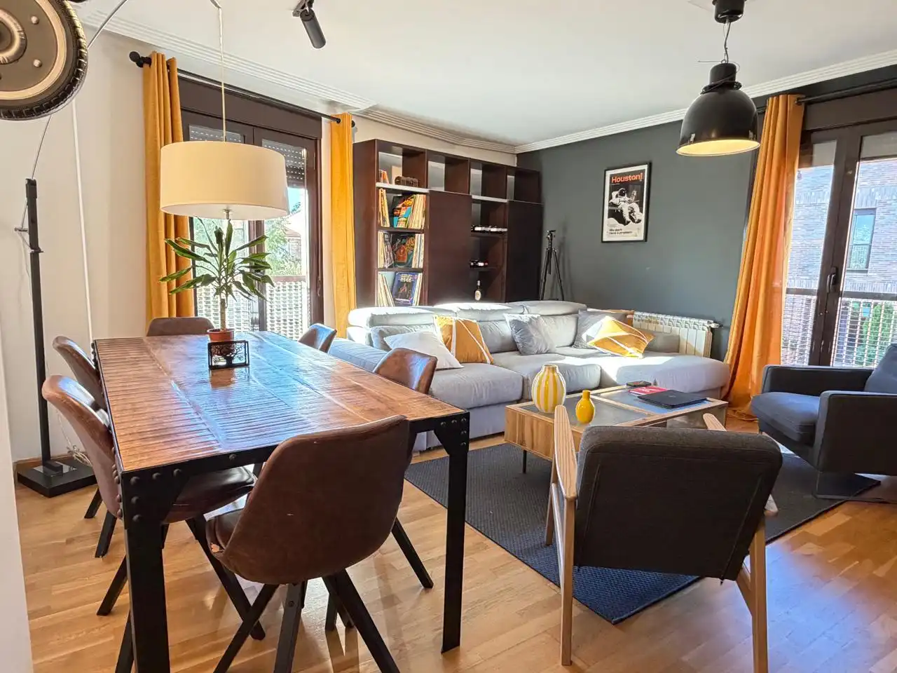 Sala de estar de Dúplex en venta en Sevilla la Nueva con Aire acondicionado, Calefacción y Trastero
