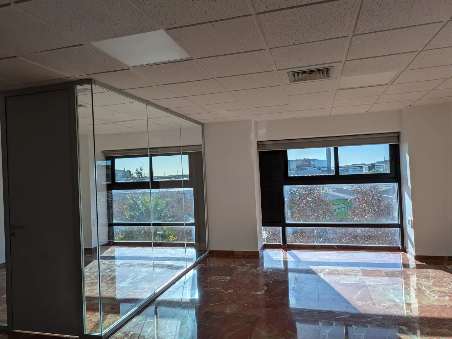 Büro zur Miete in Cornellà de Llobregat mit Klimaanlage, Heizung und Internet