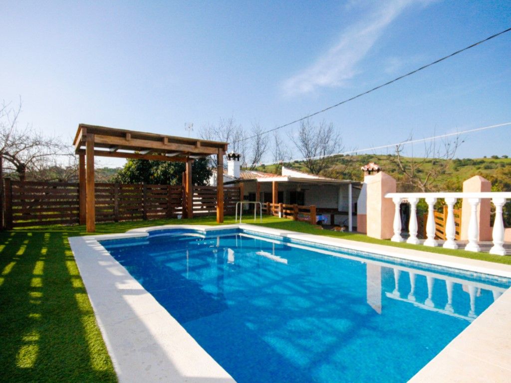 Swimming pool of Country homes for sale in Coín