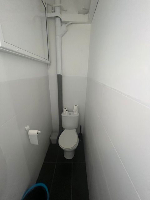 Bany de Local de lloguer en  Barcelona Capital amb Aire condicionat i Alarma