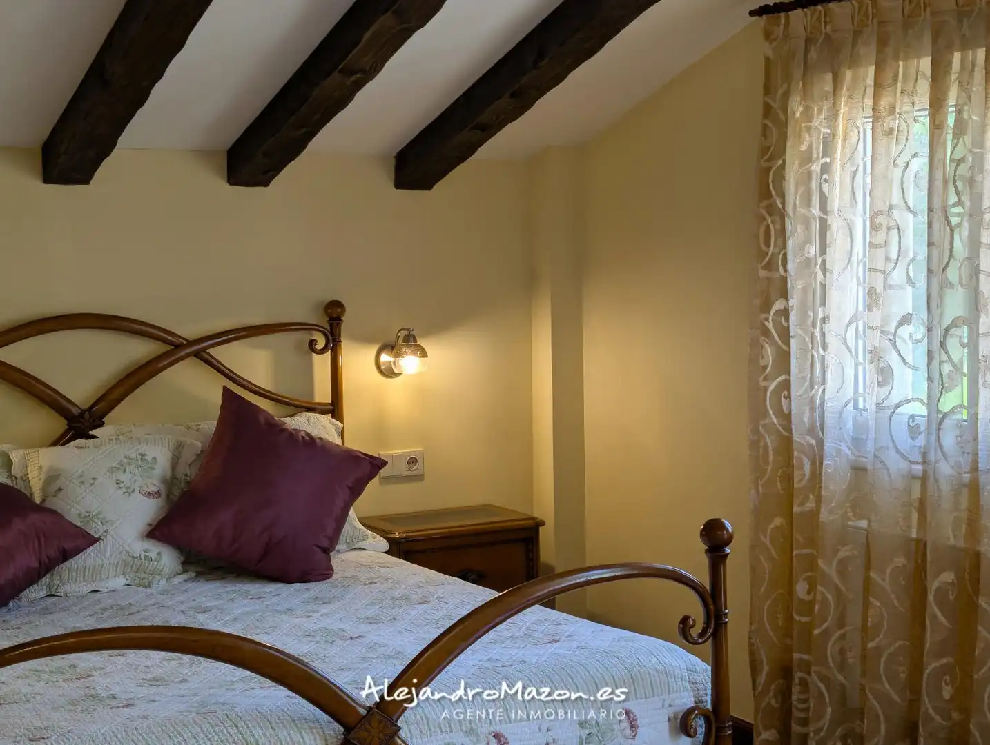 Schlafzimmer von Einfamilien-Reihenhaus zum Verkauf in Castro-Urdiales mit Heizung, Privatgarten und Terrasse